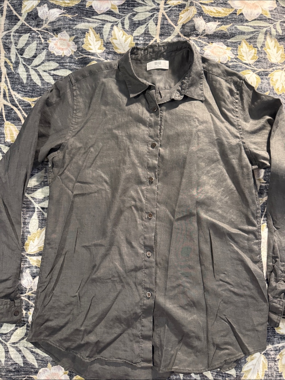 UNIQLO Women's M Linen Button-Up Shirt in Charcoal Gray